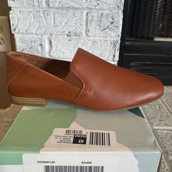 Earth Origins Tan Leather Loafers. New in box - Picture 5 of 7